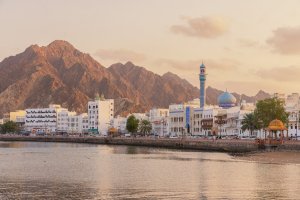 Omán: vista panorámica de Mascate al atardecer