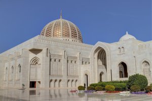 Omán: arquitectura islámica de una mezquita en Mascate