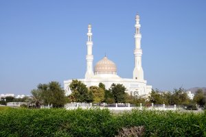 Omán: mezquita tradicional en la ciudad de Rustaq