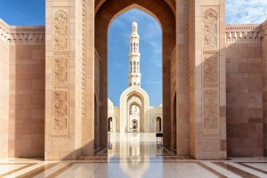 Omán: arcos y minarete en la mezquita del Sultán Qaboos
