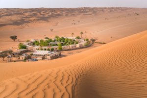 Omán: pequeño campamento junto a un oasis en Wahiba Sands