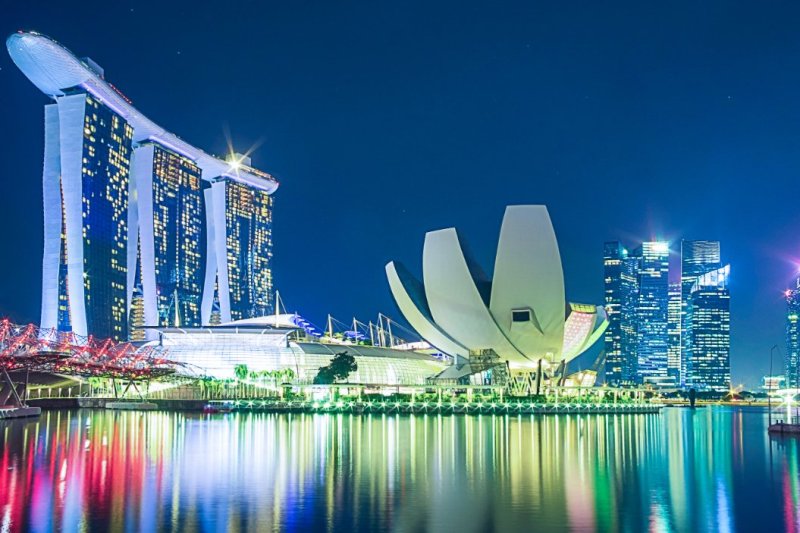 Singapur: panorama nocturno del skyline de Marina Bay y sus rascacielos