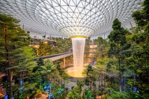 Singapur: la cascada interior de Jewel Changi Airport, terminal 4