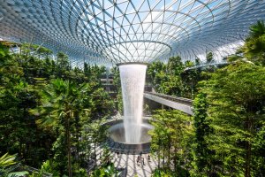 Singapur: la cascada interior del aeropuerto Changi