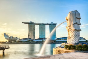 Singapur: la estatua del Merlion iluminada al amanecer en Marina Bay