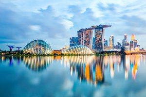 Singapur: reflejos en la bahía de Marina Bay al anochecer