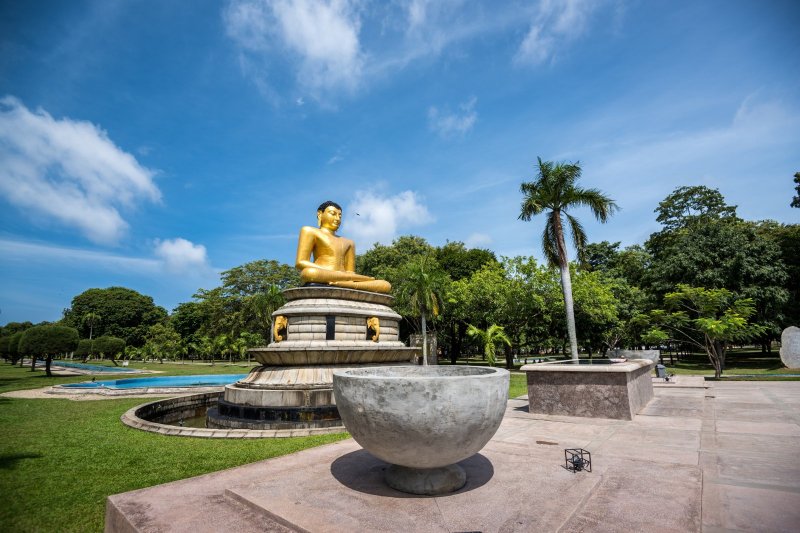 Sri Lanka: estatua dorada de Buda en el parque Viharamahadevi de Colombo