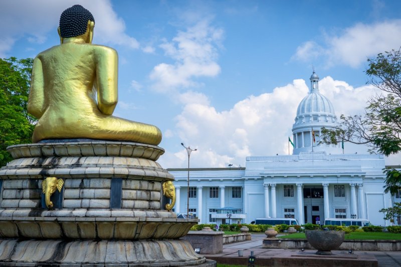 Sri Lanka: estatua de Buda en el parque Viharamahadevi frente al Ayuntamiento de Colombo