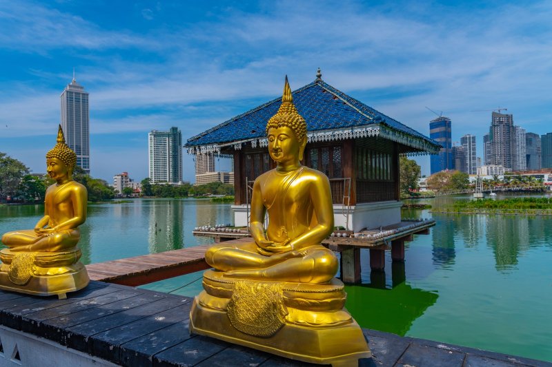 Sri Lanka: estatuas doradas de Buda en el templo Gangaramaya Seema Malaka de Colombo