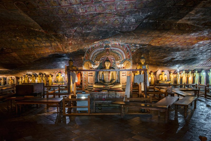 Sri Lanka: estatua de Buda en la cueva Maha Alut Viharaya del templo de Dambulla