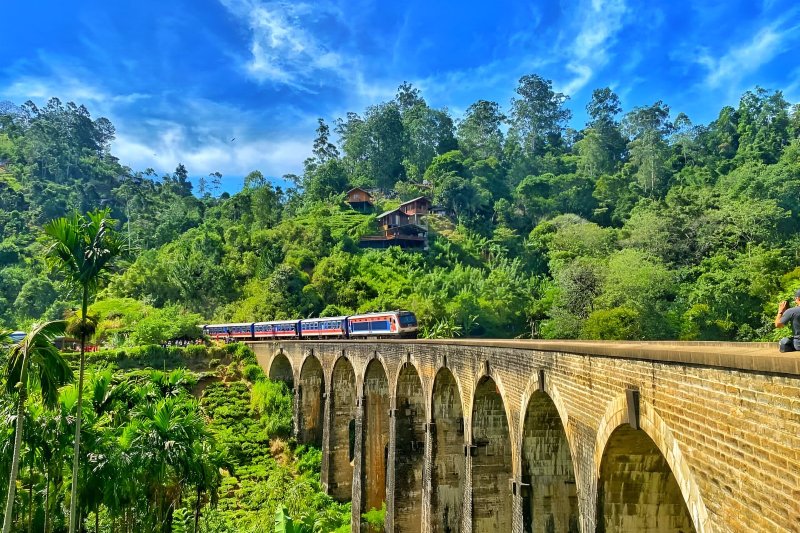 Sri Lanka: tren cruzando el Puente de los Nueve Arcos en Ella