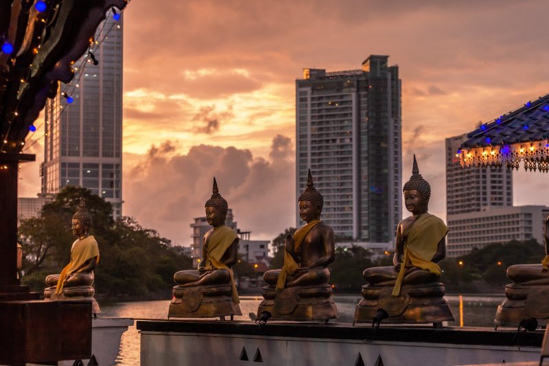 Sri Lanka: estatuas de Buda junto al lago Beira en Colombo