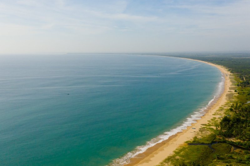 Sri Lanka: vista aérea de la playa de Kalkudah y sus aguas turquesas