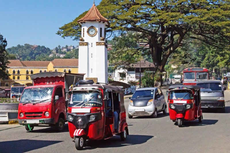 Sri Lanka: tuk-tuks y el tráfico de Kandy con la Torre del Reloj al fondo