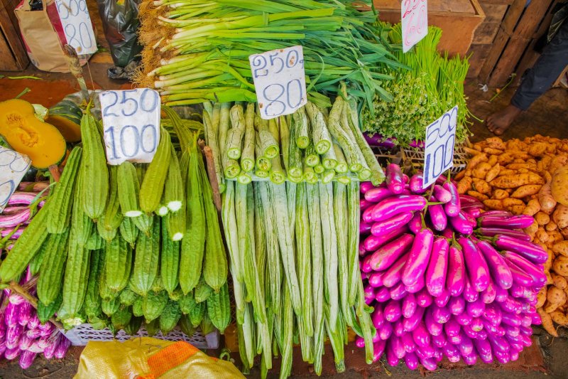 Sri Lanka: coloridos puestos de frutas y verduras en el mercado de Pettah, Colombo