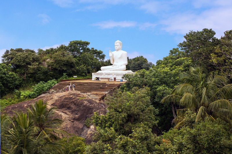 Sri Lanka: estatua blanca de Buda sentado en la colina de Mihintale