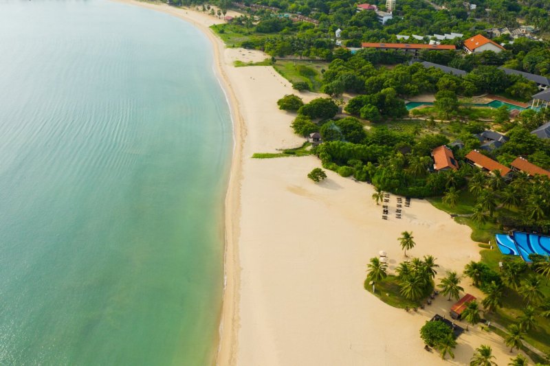 Sri Lanka: vista aérea de la playa de Pasikuda y el mar turquesa