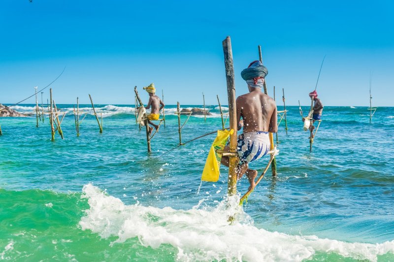 Sri Lanka: pescador sobre un zanco frente al océano Índico