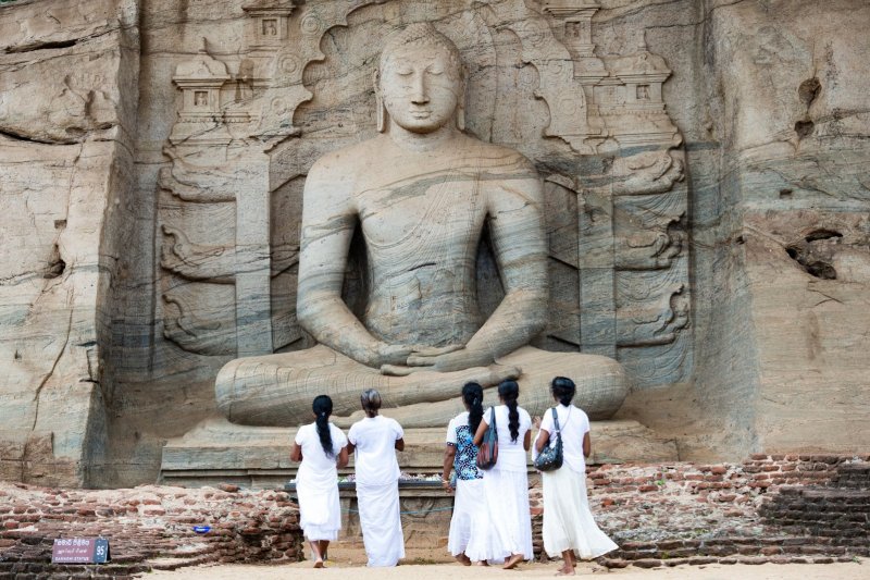 Sri Lanka: cinco religiosas ante la emblemática estatua Samadhi en Polonnaruwa