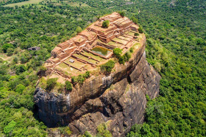 Sri Lanka: vista aérea de la fortaleza de Sigiriya y la jungla de Dambulla