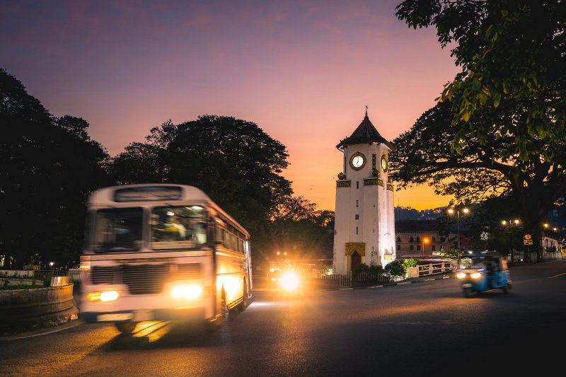 Sri Lanka: autobús y tuk tuk en una concurrida intersección de Kandy
