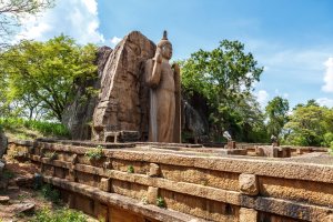 Sri Lanka: estatua de Buda de Aukana, una obra maestra tallada en roca