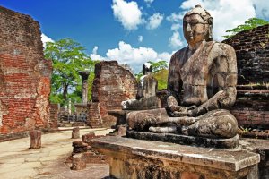 Sri Lanka: Buda sedente en el templo circular Vatadage de Polonnaruwa