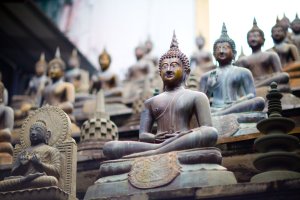 Sri Lanka: estatuas de Buda en el templo Seema Malaka de Colombo