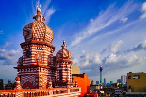 Sri Lanka: los minaretes de la mezquita Jami Ul-Alfar con la Lotus Tower al fondo en Colombo