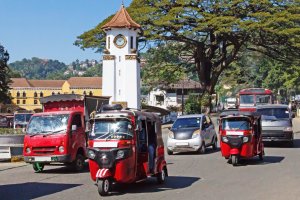 Sri Lanka: tuk-tuks y el tráfico de Kandy con la Torre del Reloj al fondo