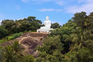 Sri Lanka: estatua blanca de Buda sentado en la colina de Mihintale