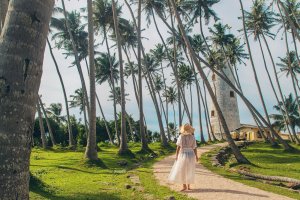 Sri Lanka: mujer junto al faro de Galle