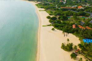 Sri Lanka: vista aérea de la playa de Pasikuda y el mar turquesa