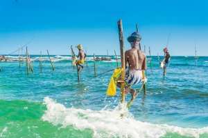 Sri Lanka: pescador sobre un zanco frente al océano Índico