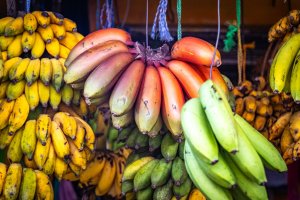 Sri Lanka: plátanos rojos frescos en un mercado de Kandy