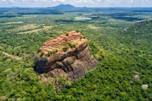 Sri Lanka: la fortaleza de Sigiriya dominando la selva de Dambulla