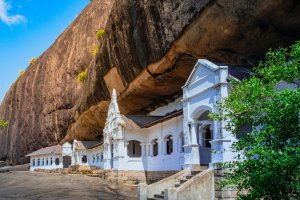 Sri Lanka: templo de las cuevas de Dambulla bajo la gran roca de Rangiri