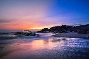 Sri Lanka: arena y rocas en la playa de Whisky Point en Pottuvil, Arugam Bay