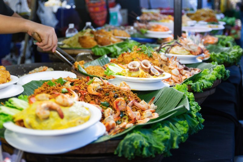 Tailandia: arroz con curry en un mercado callejero de Bangkok
