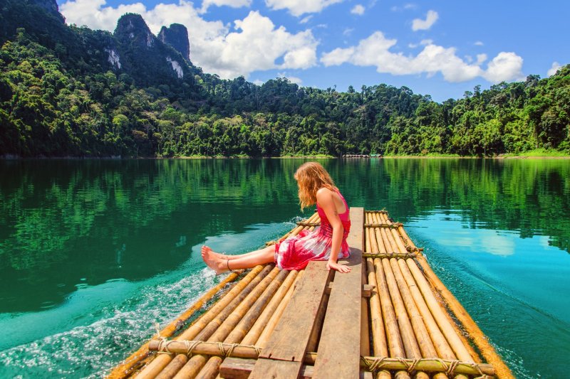 Tailandia: paseo en balsa de bambú por el embalse de Ratchaprapha