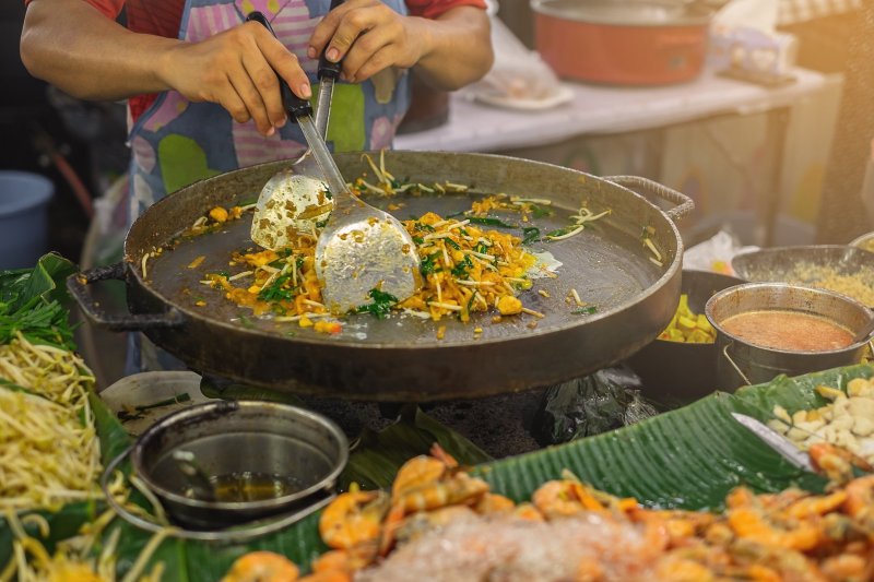 Tailandia: puestos de comida callejera preparando pad thai en Bangkok