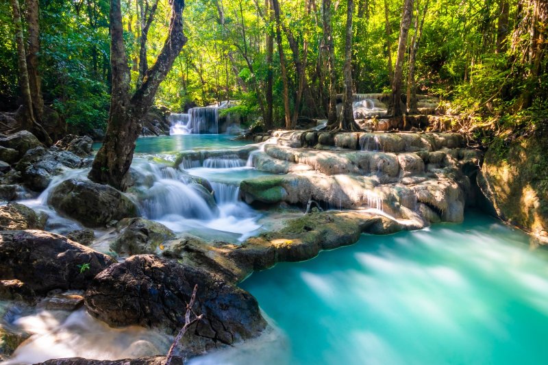 Tailandia: cascadas de Erawan con aguas azul esmeralda en el parque nacional