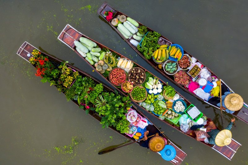 Tailandia: colorido mercado flotante de Damnoen Saduak visto desde el aire