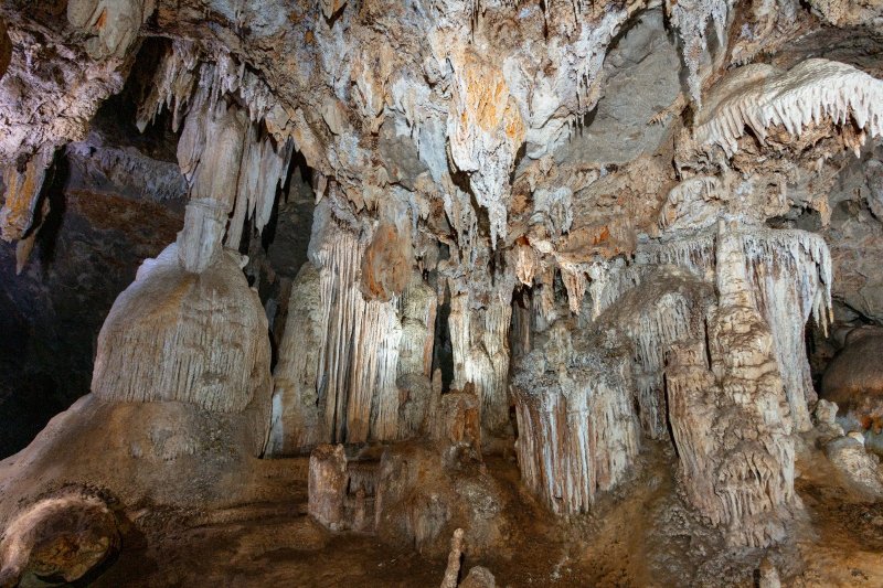 Tailandia: la cueva del embalse de Ratchaprapha en el Parque Nacional Khao Sok