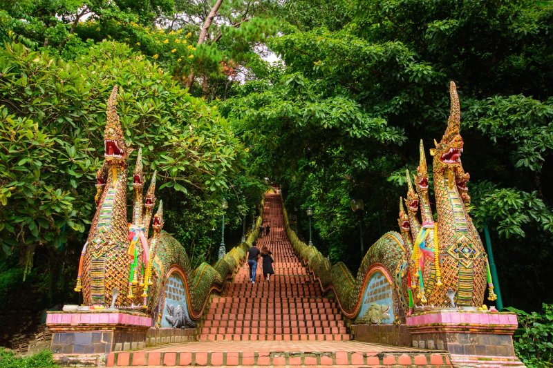 Tailandia: la concurrida escalinata de Doi Suthep en Chiang Mai