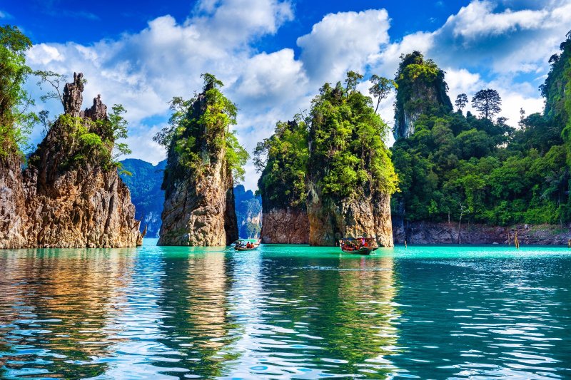 Tailandia: el embalse de Ratchaprapha entre las montañas del Parque Nacional Khao Sok