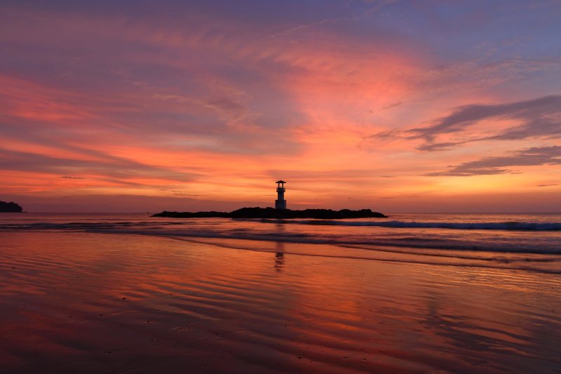 Tailandia: el faro de Khao Lak al atardecer en Phang Nga