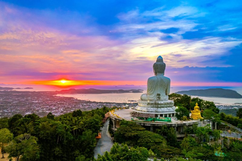Tailandia: amanecer con vistas al Gran Buda de la isla de Phuket