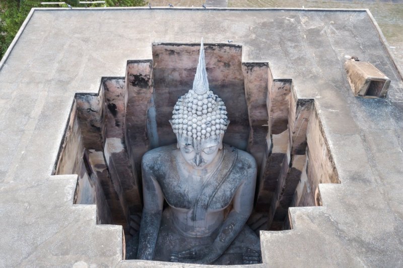 Tailandia: el gran Buda del templo Wat Si Chum en el Parque Histórico de Sukhothai