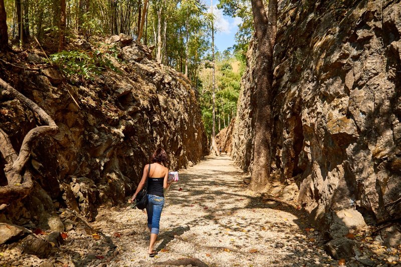 Tailandia: viajero recorriendo el paso de Hellfire Pass en Kanchanaburi